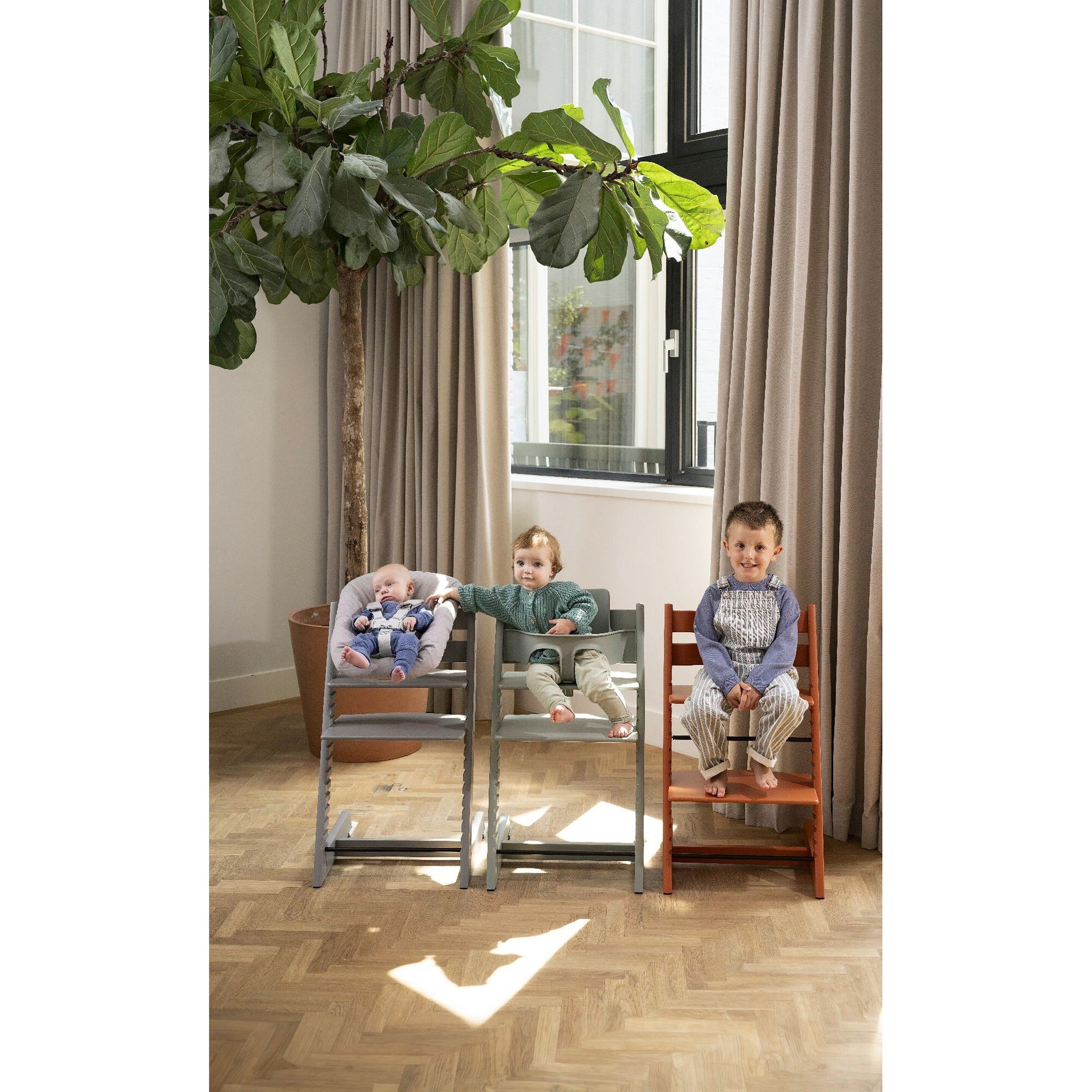 Stokke® Tripp Trapp® Bundle Treppenhochstuhl inkl. Newbornset Deep Grey & Babyset