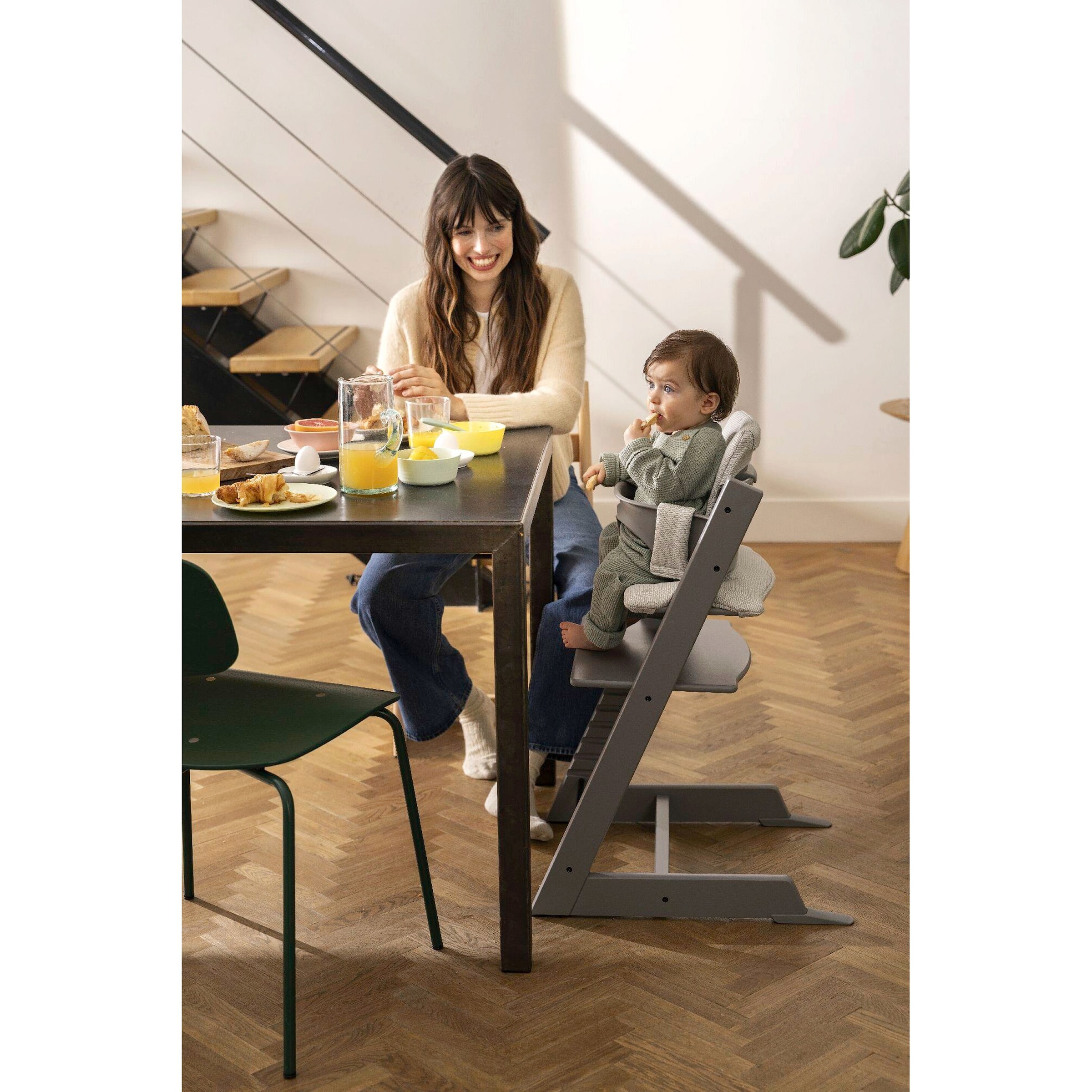 Stokke® Tripp Trapp® Bundle Treppenhochstuhl inkl. Newbornset Deep Grey & Babyset